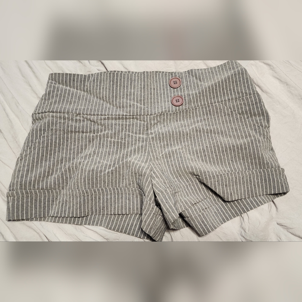 Valia shorts with button accent size 5